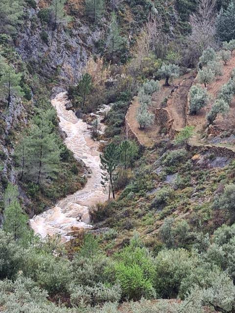 Paseo de detras del castillo. Vista del rio canales con aumento de su caudal